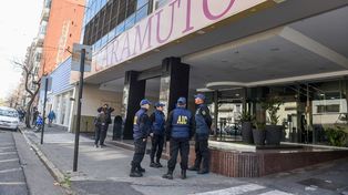 Policías de la AIC despiden a su compañero César Carmona, asesinado a balazos este jueves.&nbsp;