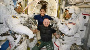 Dos astronautas llevan dos meses varados en el espacio y volverían en 2025
