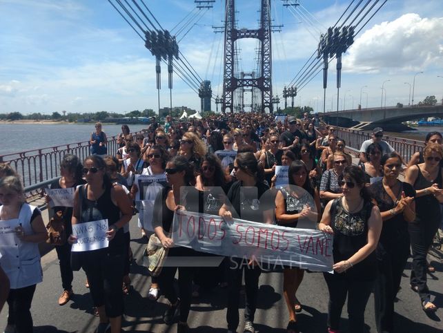 De luto. Los autoconvocados a la convocatoria participaron en mayoría vistiendo prendas de color negro .