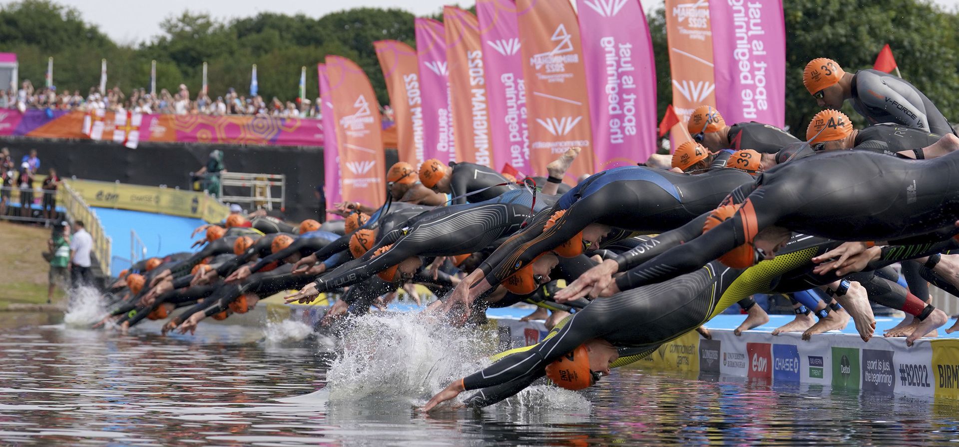 El inglés Alex Yee entra en el agua con otros competidores durante la final individual masculina (distancia sprint) en Sutton Park en el primer día de los Juegos de la Commonwealth 2022, Birmingham, Reino Unido.