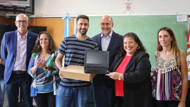 Perotti entregó 150 netbooks a institutos técnicos de Rosario