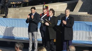 El presidente Javier Milei, el gobernador Maximiliano Pullaro y el intendente Pablo Javkin en el acto del Día de la Bandera.&nbsp;