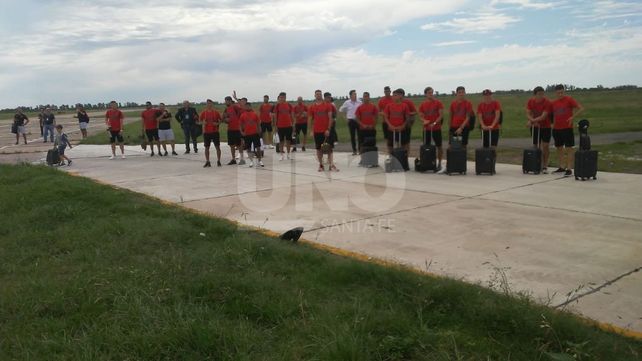 El plantel de Colón recibió una histórica despedida en su viaje en busca de la gloria