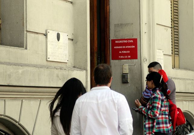 Intensifican las medidas de protesta los trabajadores del Registro Civil