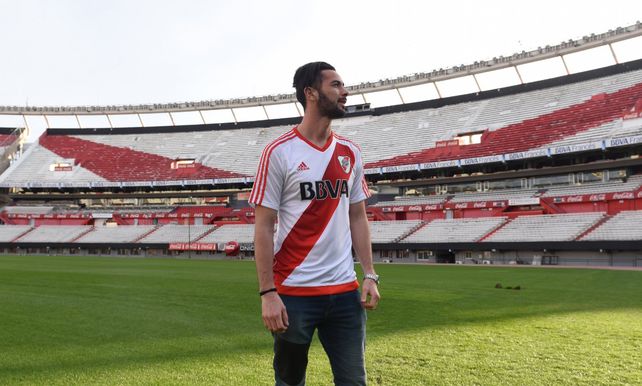 Larrondo firmó contrato con River y fue presentado a pura foto en el Monumental