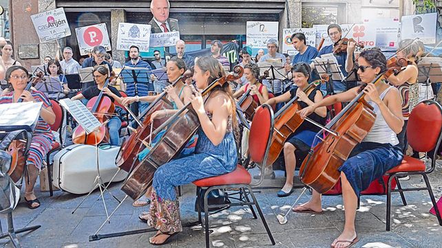 Frente a la bolsa. Violoncellos y violines sonaron con fuerza en pleno centro.