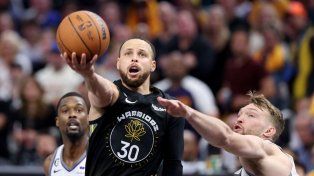 Golden State venció a Sacramento y sigue vivo en los playoffs de la NBA