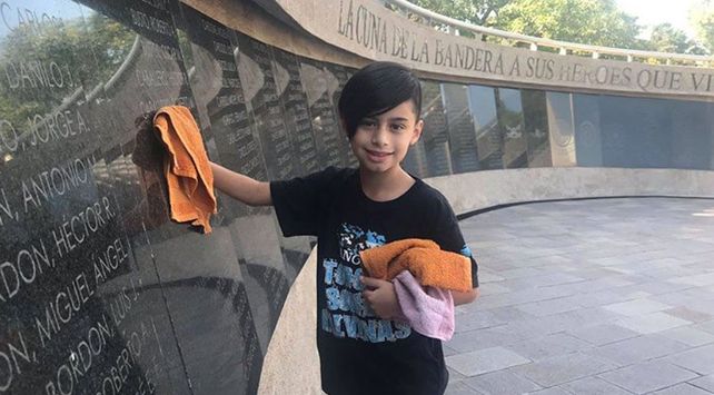 Nacho tiene 9 años y asiste cada domingo al monumento que recuerda a los soldados muertos en Malvinas.// Cadena3