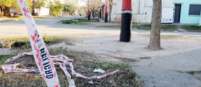 La esquina de Melián y Guardia Morada. En ese lugar asesinaron a Jonita Avalos la noche del jueves. Muy cerca de su casa y en el corazón de un barrio que sabe de sus andanzas delictivas.
