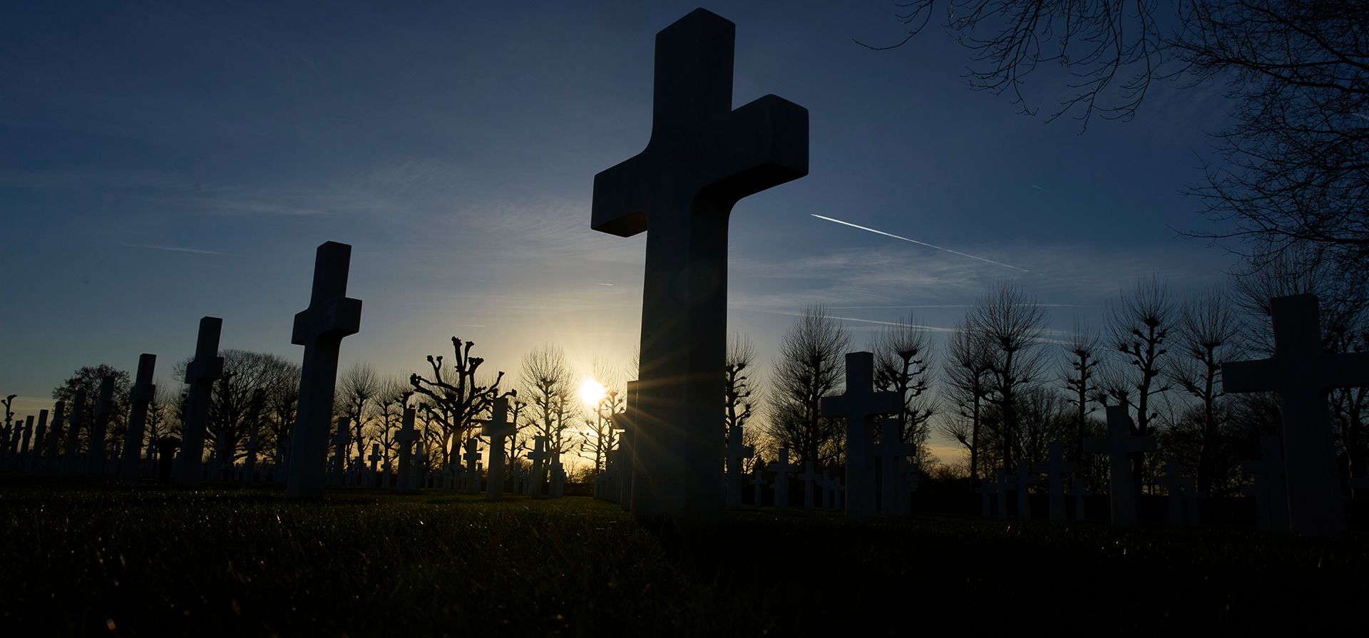 El sol se pone sobre las tumbas de más de 8300 soldados de la Segunda Guerra Mundial en el Cementerio Americano de los Países Bajos en Margraten, Países Bajos, donde la Comisión de Monumentos de Batalla de los Estados Unidos retiró del centro de visitantes dos vitrinas en honor a los libertadores negros. (Foto AP/Peter Dejong) El sol se pone sobre las tumbas de más de 8300 soldados de la Segunda Guerra Mundial en el Cementerio Americano de los Países Bajos en Margraten, Países Bajos, donde la Comisión de Monumentos de Batalla de los Estados Unidos retiró del centro de visitantes dos vitrinas en honor a los libertadores negros. (Foto AP/Peter Dejong)