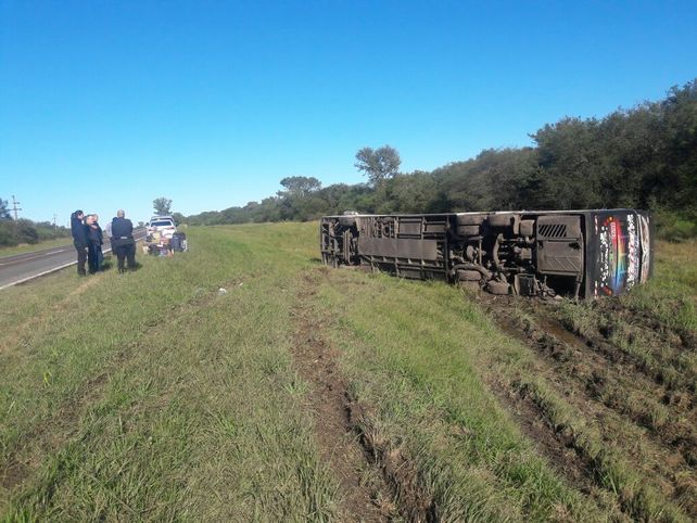 Malabrigo: volcó un colectivo de Flecha Bus, hubo 18 pasajeros heridos y dos choferes ilesos