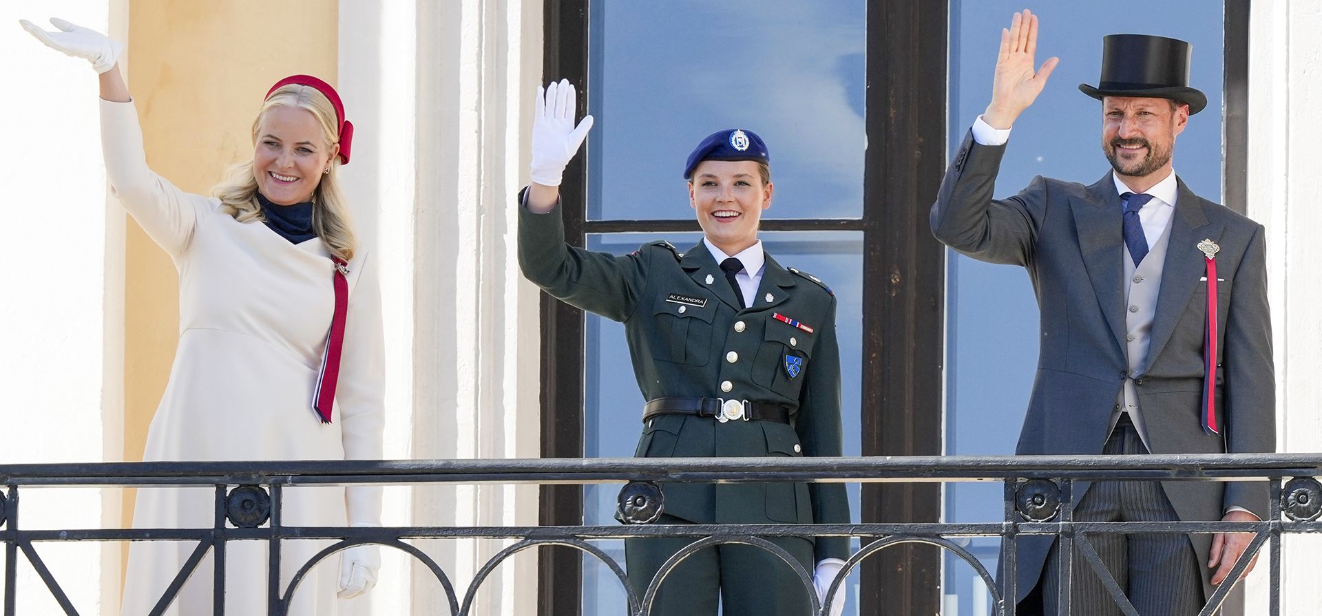 La familia real de Noruega saluda al tren de los niños desde el Balcón del Castillo en el Castle Crown, en Oslo, el viernes 17 de mayo de 2024. De izquierda a derecha, la princesa heredera Mette-Marit, la princesa Ingrid Alexandra y el príncipe heredero Haakon Magnus. (Heiko Junge/NTB Scanpix vía AP) La familia real de Noruega saluda al tren de los niños desde el Balcón del Castillo en el Castle Crown, en Oslo, el viernes 17 de mayo de 2024. De izquierda a derecha, la princesa heredera Mette-Marit, la princesa Ingrid Alexandra y el príncipe heredero Haakon Magnus. (Heiko Junge/NTB Scanpix vía AP)