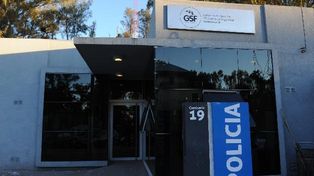 Le cortaron la luz a una comisaría y la policía se “enganchó”