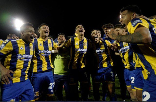 Los futbolistas de Central festejan eufóricos tras el triunfo en el clásico. El Canalla vuelve al Gigante.