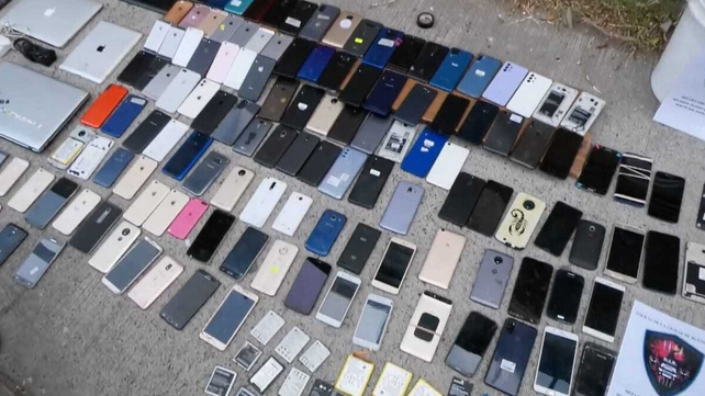 Celulares secuestrados durante un operativo policial.&nbsp;