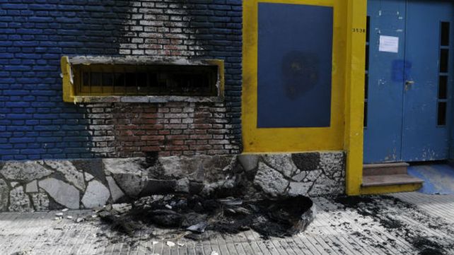 Lunes. El frente de la subsede de calle Catamarca fue el primer blanco elegido por los v&aacute;ndalos.