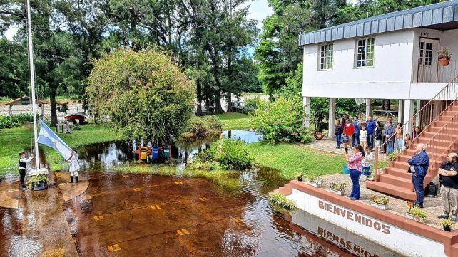 Alumnos de las islas recibieron los sacramentos a pesar de la creciente de los ríos en el sur entrerriano. Monseñor Zordán visitó la comunidad