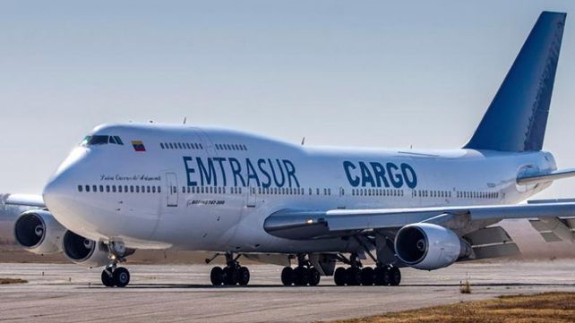 El avión venezolano varado en el aeropuerto de Ezeiza.
