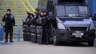 Clásico rosarino. El operativo de seguridad en el Gigante de Arroyito dejó como saldo cuatro personas detenidas.