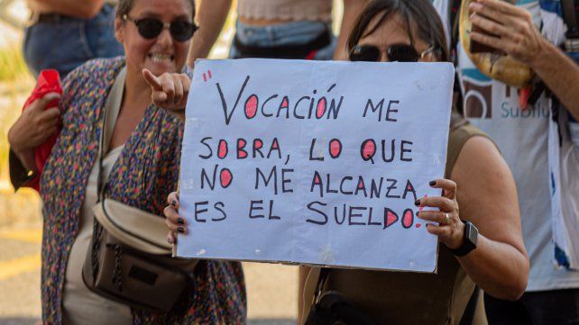 Un grupo de docentes se manifestó frente a Casa de Gobierno en la segunda jornada de paro.