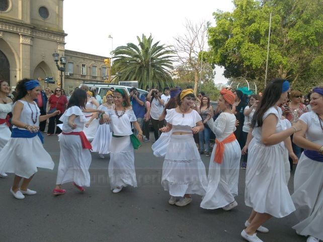 El 15° Contrafestejo pintó el antiguo Barrio del Tambor