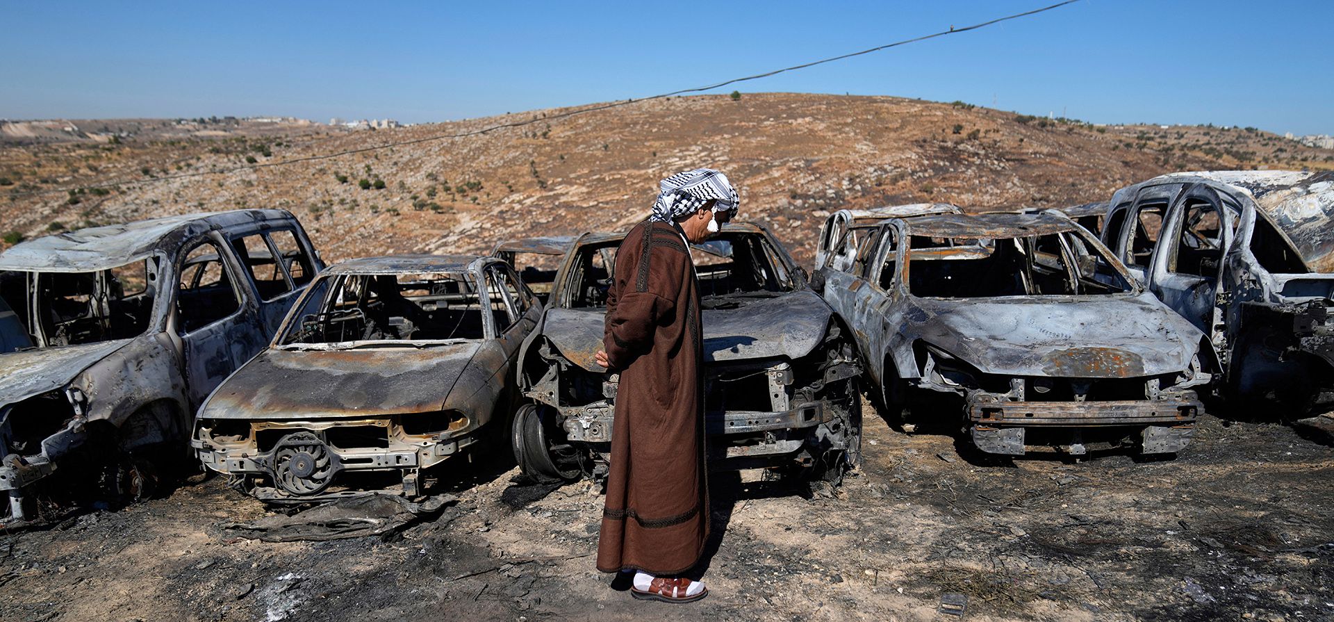 Un comerciante inspecciona su desguace, donde varios vehículos fueron quemados durante un ataque de colonos israelíes durante la noche, según informaron los residentes, en la aldea cisjordana de Burqa, al este de Ramallah, el martes 15 de julio de 2025. (Foto AP/Nasser Nasser) Un comerciante inspecciona su desguace, donde varios vehículos fueron quemados durante un ataque de colonos israelíes durante la noche, según informaron los residentes, en la aldea cisjordana de Burqa, al este de Ramallah, el martes 15 de julio de 2025. (Foto AP/Nasser Nasser)