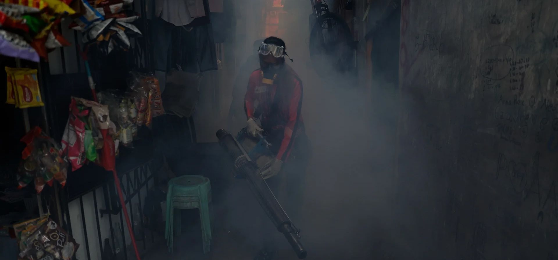Un trabajador de respuesta a emergencias realiza fumigación en callejones comunitarios que son áreas potenciales de reproducción de mosquitos, Mandaluyong, Filipinas. Fotografía: Rolex dela Peña/EPA Un trabajador de respuesta a emergencias realiza fumigación en callejones comunitarios que son áreas potenciales de reproducción de mosquitos, Mandaluyong, Filipinas. Fotografía: Rolex dela Peña/EPA