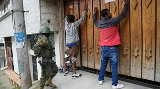 Un militar procede a registrar a dos hombres durante una patrulla por el sur de Quito, capital de Ecuador.