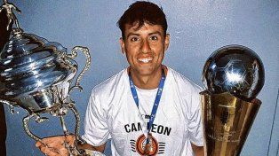 Eugenio Olivera, con los trofeos que conquistó el Mil Rayitas de Montevideo