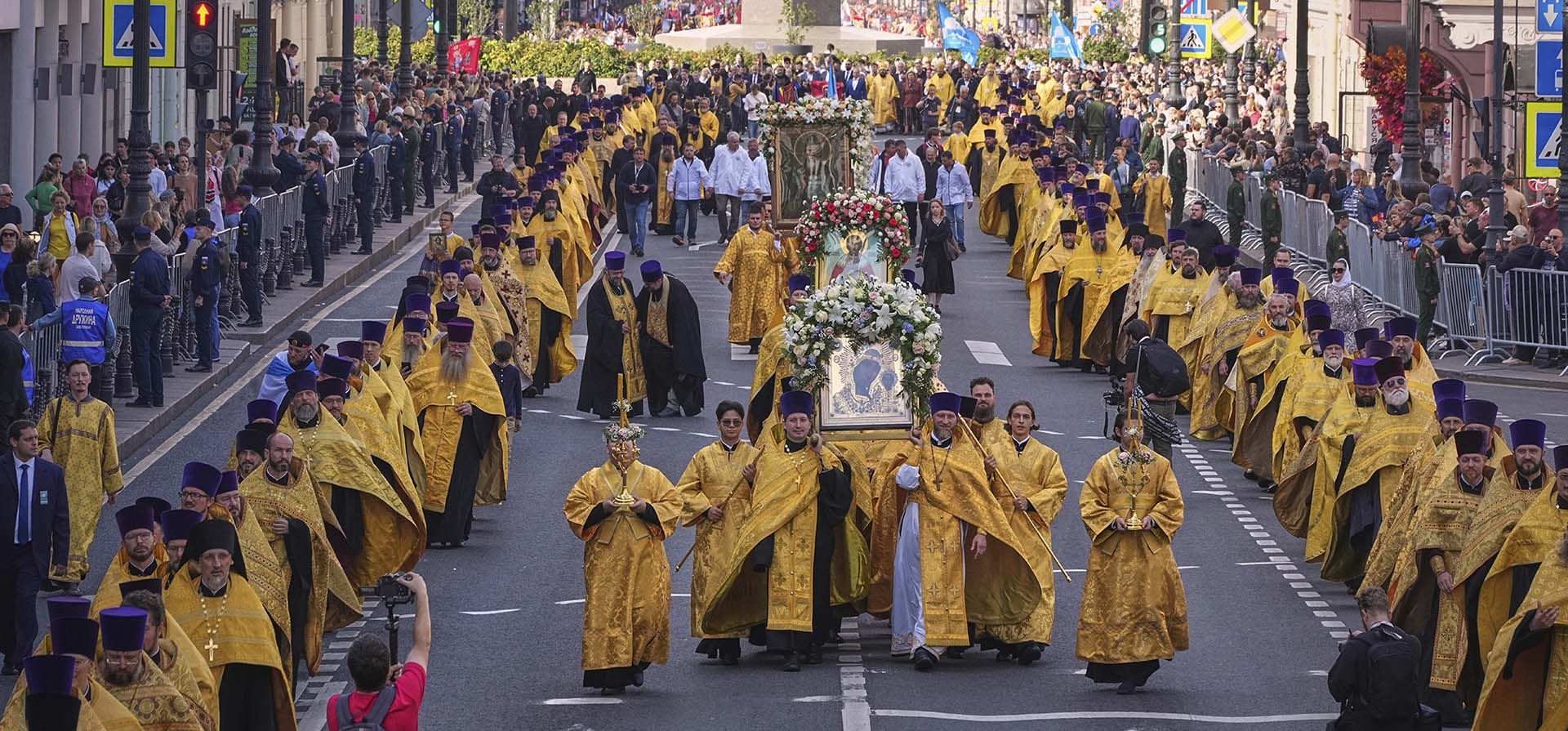 Creyentes y sacerdotes ortodoxos rusos asisten a una procesión religiosa por la Avenida Nevski para conmemorar el aniversario del Monasterio de San Alejandro Nevski, en San Petersburgo, Rusia, el viernes 12 de septiembre de 2025. (Foto AP/Dmitri Lovetsky)