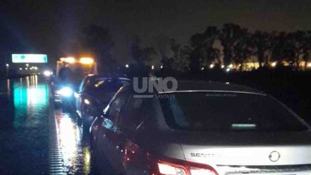 Autopista: chocaron contra adoquines y les robaron todo