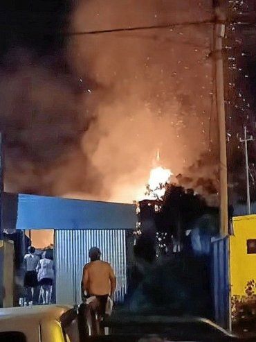 Se quemó una casa en La Paz y los bomberos no tenían agua para combatir las llamas