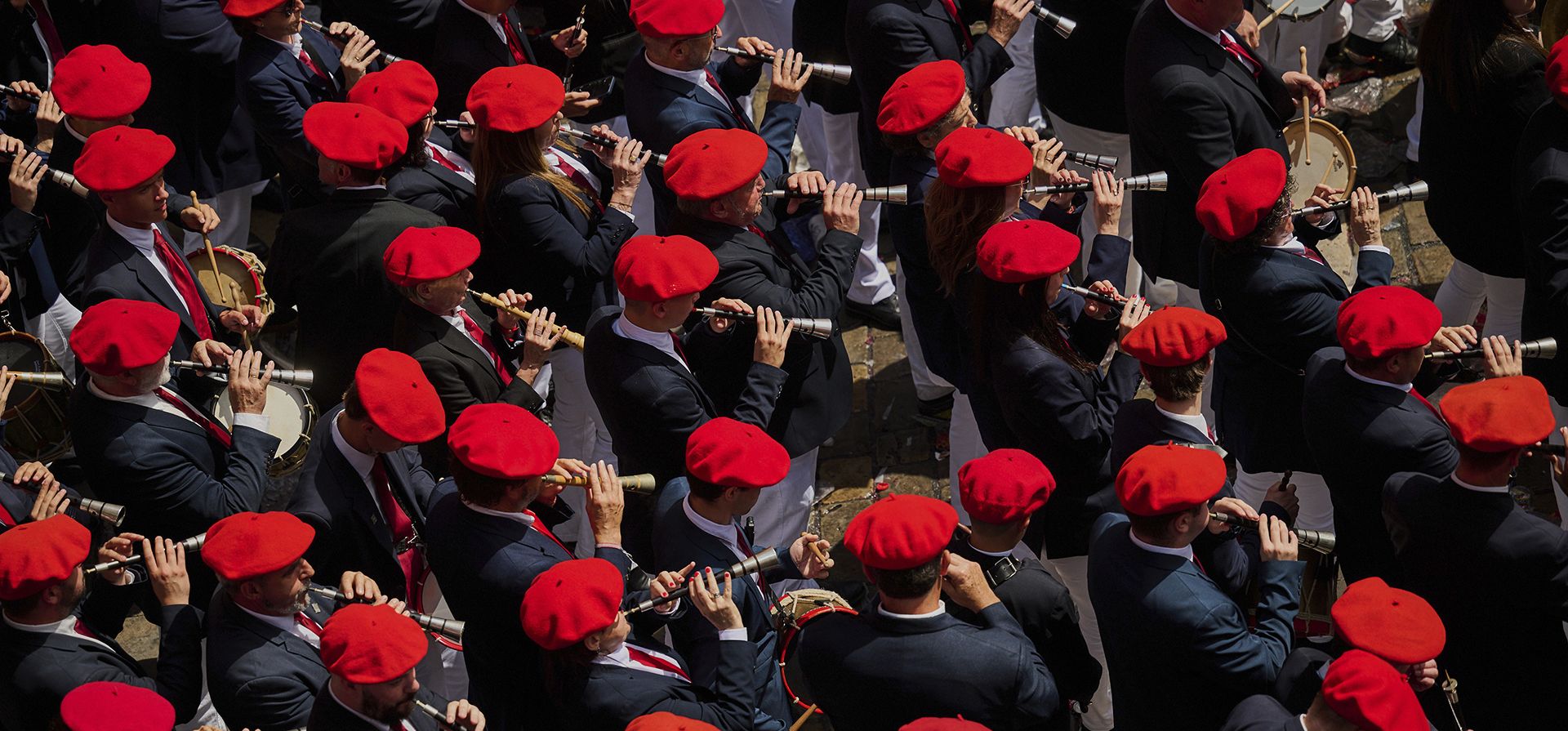 Una banda de música municipal se abre paso entre la multitud mientras los juerguistas llenan la plaza principal durante el inicio de nueve días de fiesta ininterrumpida en el famoso festival de encierros de Pamplona, España, el domingo 6 de julio de 2025. (Foto AP/Miguel Oses) Una banda de música municipal se abre paso entre la multitud mientras los juerguistas llenan la plaza principal durante el inicio de nueve días de fiesta ininterrumpida en el famoso festival de encierros de Pamplona, España, el domingo 6 de julio de 2025. (Foto AP/Miguel Oses)