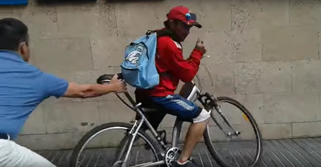 Una mujer de 19 años robó una bicicleta a dos jóvenes de la Esmeralda del Sur. Le dictaron prisión preventiva domiciliaria.