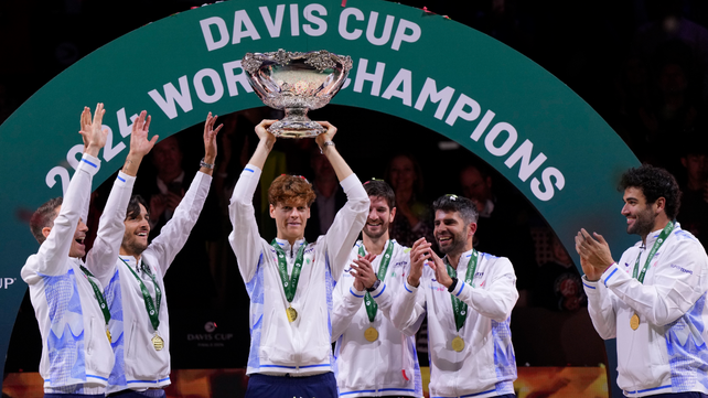 Jannik Sinner levanta la Ensaladera de Plata. Italia defendió con éxito la Copa Davis.