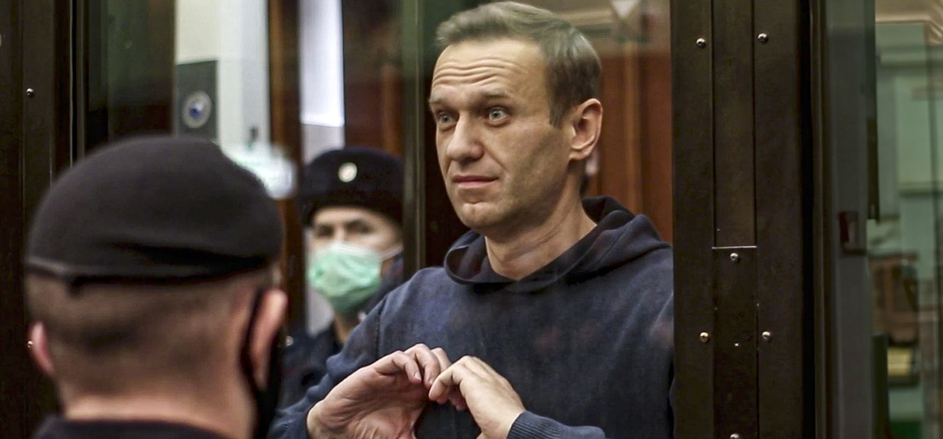 El líder opositor ruso, Alexey Navalny, murió en la cárcel, de acuerdo a lo informado por el servicio penitenciario del país, que no precisó hasta el momento la causa del fallecimiento. En la imagen de archivo, Alexei Navalny, dentro de una celda de vidrio durante una audiencia judicial. (Foto: AP) El líder opositor ruso, Alexey Navalny, murió en la cárcel, de acuerdo a lo informado por el servicio penitenciario del país, que no precisó hasta el momento la causa del fallecimiento. En la imagen de archivo, Alexei Navalny, dentro de una celda de vidrio durante una audiencia judicial. (Foto: AP)