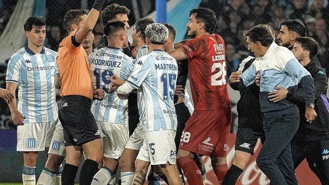 Gustavo Costas pidió disculpas por la reacción que tuvo y por la cual lo expulsó Nicolás Lamolina. Gustavo Costas pidió disculpas por la reacción que tuvo y por la cual lo expulsó Nicolás Lamolina.