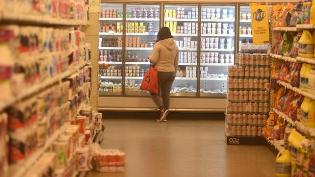 Góndolas. La Secretaría de Comercio Interior congeló precios de una canasta de artículos esenciales.