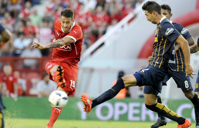 Donatti intenta bloquear el remate del delantero Denis.