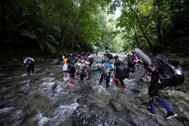 Miles de haitianos cruzan la selva colombiana para llegar a Panamá y seguir a EE.UU