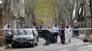 La escena del crimen del policía César Carmina frente a la ex Agencia de Investigación Criminal (AIC). Del auto se levantaron huellas y manchas de sangre de dos acusados.