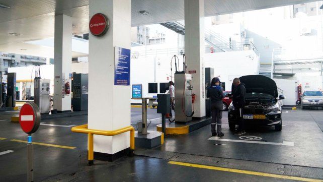 No aumenta el combustible en mayo: el gobierno postergó la actualización del impuesto