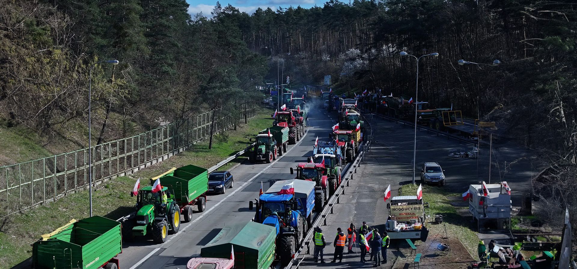 Los agricultores bloquean el paso fronterizo de la autopista A12 con Alemania en una protesta en curso contra las importaciones de cereales de Ucrania, Subice, Polonia. Fotografía: Sean Gallup/Getty Images Los agricultores bloquean el paso fronterizo de la autopista A12 con Alemania en una protesta en curso contra las importaciones de cereales de Ucrania, Subice, Polonia. Fotografía: Sean Gallup/Getty Images