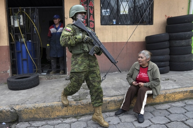 El ej&eacute;rcito patrulla las calles de Quito. Rigen el estado de excepci&oacute;n y el de conflicto interno, decretados por el presidente Noboa.