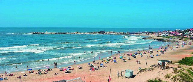 Las playas de Punta del Diablo son extensas y muy visitadas por turistas argentinos en sus vacaciones.