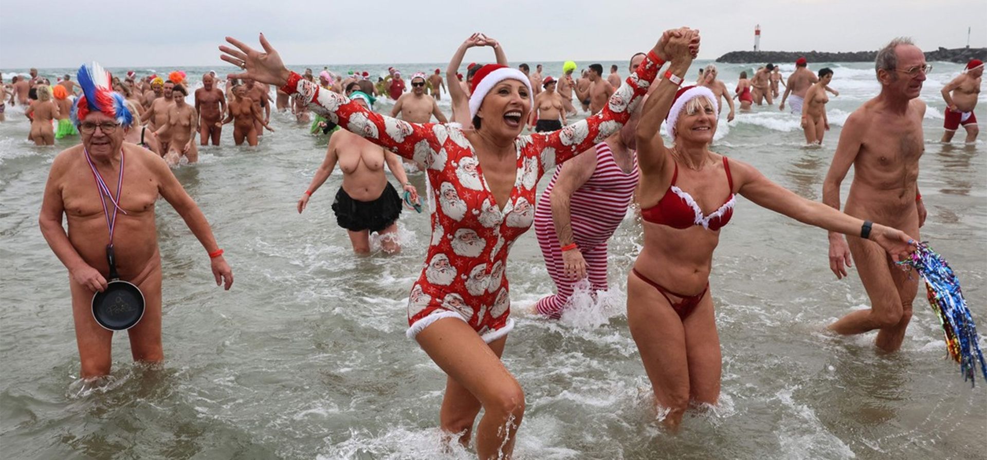 La gente realiza el tradicional baño con motivo de las celebraciones de Año Nuevo en una playa nudista en Le Cap d La gente realiza el tradicional baño con motivo de las celebraciones de Año Nuevo en una playa nudista en Le Cap d