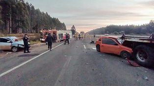 Los dos vehículos de menor porte impactaron en la parte trasera del camión en la Autovía 14.