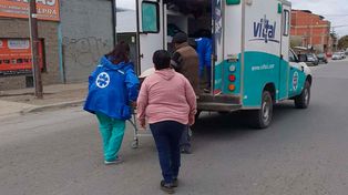 Video: un paciente en camilla cayó a la calle al abrirse las puertas de una ambulancia 