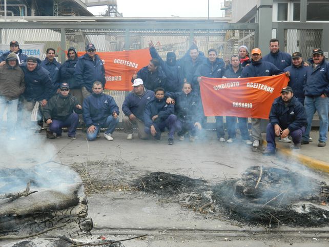 Conflicto histórico. Los trabajadores aceiteros comenzaron anoche a levantar los piquetes tras 25 días de huelga.