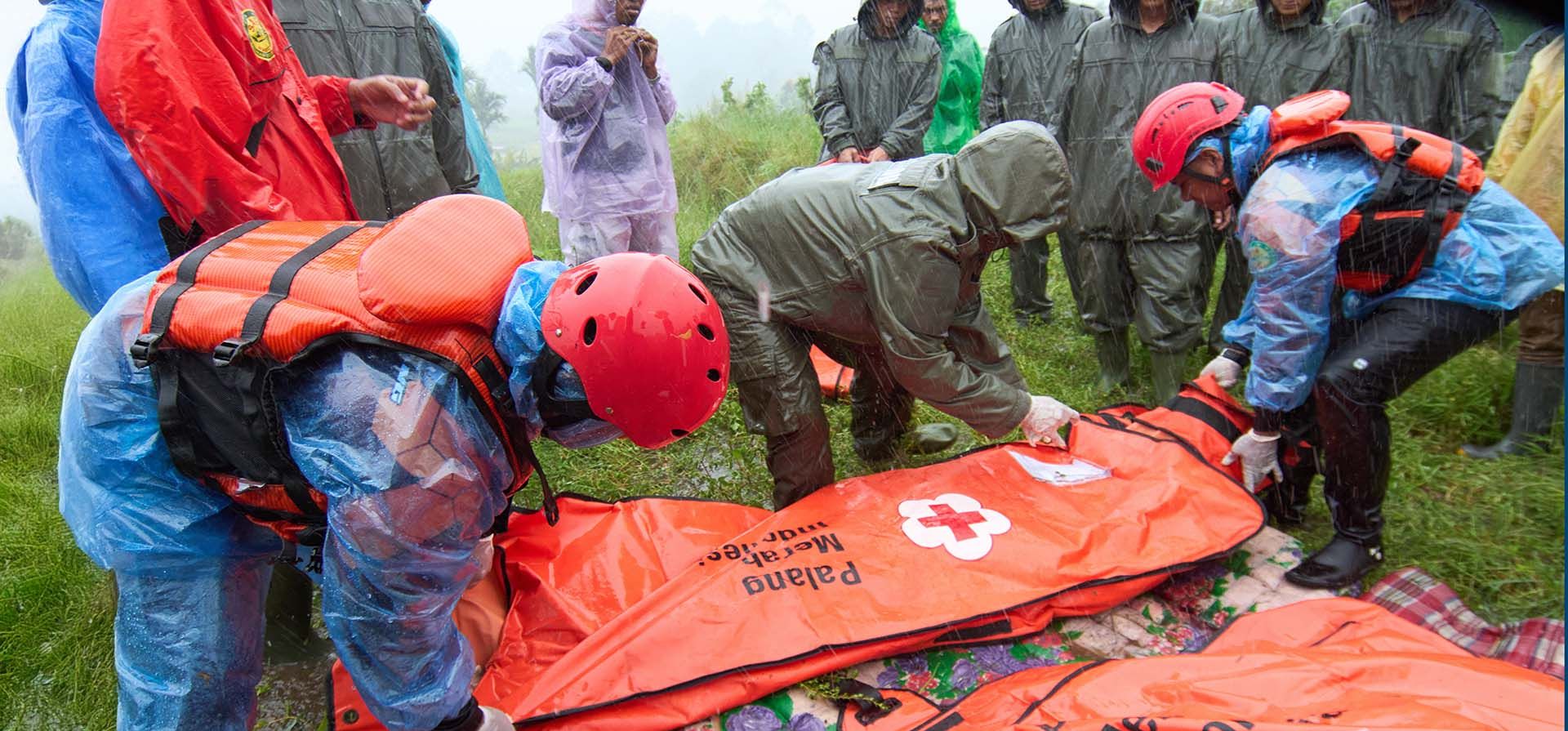 Rescatistas colocan los cuerpos de las víctimas de las inundaciones en bolsas para cadáveres en Malalak, Sumatra Occidental, Indonesia, el jueves 27 de noviembre de 2025. (Foto AP/Ade Yuandha) Rescatistas colocan los cuerpos de las víctimas de las inundaciones en bolsas para cadáveres en Malalak, Sumatra Occidental, Indonesia, el jueves 27 de noviembre de 2025. (Foto AP/Ade Yuandha)